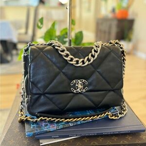 CHANEL Black Quilted Leather Shoulder Bag with Chain Straps
